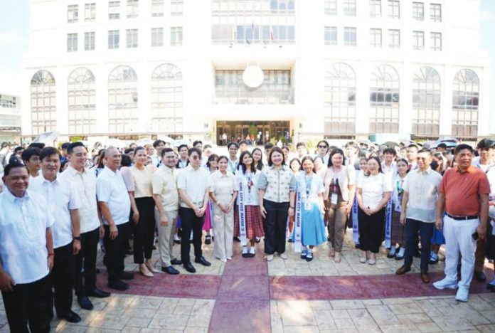 mai young leaders copy Iloilo City’s Mayor Raisa Treñas and Vice Mayor Lady Julie Grace Baronda pose with this year’s girl officials and members of the Sangguniang Panlungsod and Rotary Club of Iloilo City during the kickoff of the 2025 Boys’ and Girls’ Week celebration at the Iloilo City Hall grounds. The annual program gives student leaders a hands-on experience in governance and public service. RAISA TREÑAS FACEBOOK PAGE