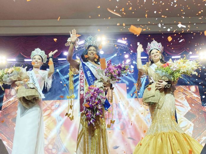 Sophia Kaye Zaragoza (center) was crowned Miss Bacolod MassKara 2025 on Sunday night, Oct. 12, at the University of St. La Salle-Bacolod coliseum. With her are first runner-up Ysabella Wuthrich (right) and second runner-up Mary Angelique Faye Caballero. CESAR JOLITO III/PN