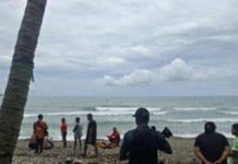 Rescuers retrieve the bodies of two minors and a senior citizen who drowned in the coastal waters of Barangay Inayawan, Cauayan, Negros Occidental, on October 11.