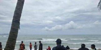Rescuers retrieve the bodies of two minors and a senior citizen who drowned in the coastal waters of Barangay Inayawan, Cauayan, Negros Occidental, on October 11.