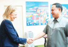 STRENGTHENING PARTNERSHIP. Iloilo’s Gov. Arthur Defensor Jr. warmly welcomes the Ambassador of the Kingdom of Sweden to the Philippines during a courtesy visit at the Iloilo Provincial Capitol on Oct. 8, 2025. The meeting opened new prospects for collaboration in renewable energy, green transport, and sustainable development. PHOTO FROM BALITA HALIN SA KAPITOLYO