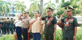Gov. Arthur Defensor Jr. leads the Iloilo Provincial Government in honoring three Ilonggo generals — Lieutenant General Antonio Nafarrete, Lieutenant General Luis Rex Bergante, and Lieutenant General Jimmy Larida — for their distinguished military service during a ceremony at the Iloilo Provincial Capitol.