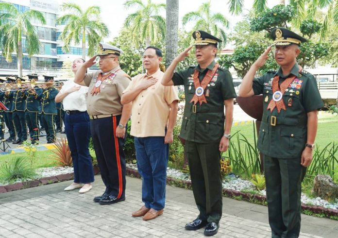 Gov. Arthur Defensor Jr. leads the Iloilo Provincial Government in honoring three Ilonggo generals — Lieutenant General Antonio Nafarrete, Lieutenant General Luis Rex Bergante, and Lieutenant General Jimmy Larida — for their distinguished military service during a ceremony at the Iloilo Provincial Capitol.