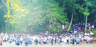 Thousands of volunteers wade across a stream leading to the Maasin Watershed to take part in the massive tree planting activity that marked the 25th Piyesta sa Kakahuyan. Around 1,600 participants from various sectors helped plant 5,000 native and endangered seedlings. PHOTO COURTESY OF BALITA HALIN SA KAPITOLYO