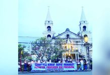 Altar servers lead silent protest vs corruption at Jaro Cathedral Wearing determination instead of anger, parishioners and altar servers gather outside the Jaro Metropolitan Cathedral in Iloilo City for a silent protest organized by “Kahublagan Kontra Korapsyon” on October 25, calling for accountability and justice for those involved in government corruption. Their banner reads, “Tanan nga korap, dapat manabat! Pasabton, pabayaron kag presohon!” — a demand for integrity in public service. KAHUBLAGAN KONTRA KORAPSYON PHOTO