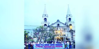 Wearing determination instead of anger, parishioners and altar servers gather outside the Jaro Metropolitan Cathedral in Iloilo City for a silent protest organized by “Kahublagan Kontra Korapsyon” on October 25, calling for accountability and justice for those involved in government corruption. Their banner reads, “Tanan nga korap, dapat manabat! Pasabton, pabayaron kag presohon!” — a demand for integrity in public service. KAHUBLAGAN KONTRA KORAPSYON PHOTO