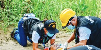 FIRST RESPONDERS. Barangay Tanods in Pavia perform simulated rescue operations during a disaster drill, showcasing their skills in basic life support and first aid under the MDRRMO’s community training program. BALITA PAVIANHON PHOTO