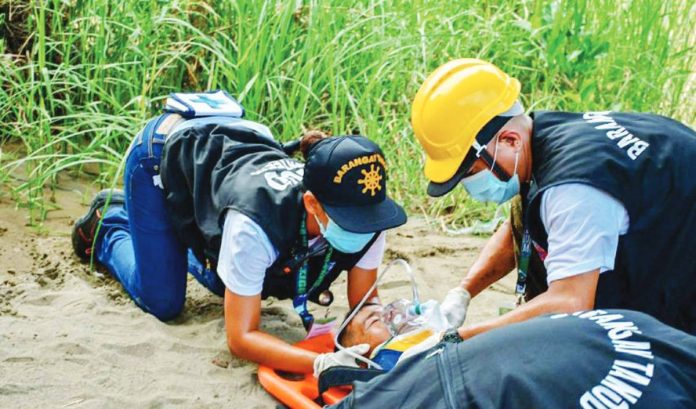 FIRST RESPONDERS. Barangay Tanods in Pavia perform simulated rescue operations during a disaster drill, showcasing their skills in basic life support and first aid under the MDRRMO’s community training program. BALITA PAVIANHON PHOTO