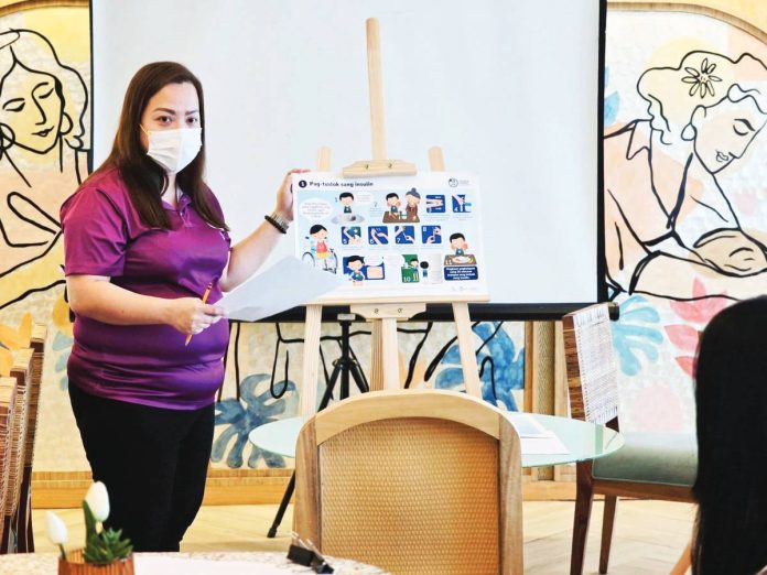 neljoy_diabetes_resized A health educator from the Iloilo Provincial Health Office presents illustrated materials on proper insulin administration during a consultation meeting with parents and children living with Type 1 Diabetes. ILOILO PROVINCIAL HEALTH OFFICE PHOTO