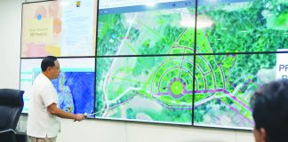 Gov. Arthur Defensor Jr. presents the proposed site development plan for the new Hall of Justice on an eight-hectare property in Barangay Guinobatan, New Lucena, Iloilo during a meeting with judiciary officials. PHOTO COURTESY OF BALITA HALIN SA KAPITOLYO