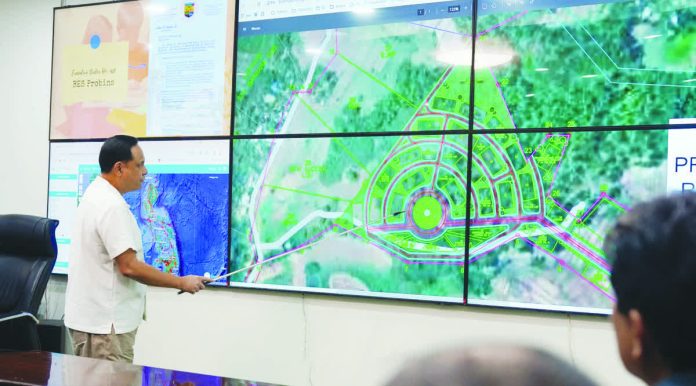 Gov. Arthur Defensor Jr. presents the proposed site development plan for the new Hall of Justice on an eight-hectare property in Barangay Guinobatan, New Lucena, Iloilo during a meeting with judiciary officials. PHOTO COURTESY OF BALITA HALIN SA KAPITOLYO