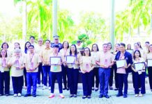 Provincial officials and employees proudly display the awards and certificates recognizing Iloilo’s exemplary fiscal performance during the 2025 Conference of Assessors, Treasurers, and Technical Personnel. The accolades, presented to Gov. Arthur Defensor Jr., affirm Iloilo’s strong revenue collection efficiency and transparent local governance. PHOTO COURTESY OF BALITA HALIN SA KAPITOLYO