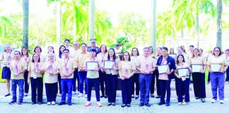 Provincial officials and employees proudly display the awards and certificates recognizing Iloilo’s exemplary fiscal performance during the 2025 Conference of Assessors, Treasurers, and Technical Personnel. The accolades, presented to Gov. Arthur Defensor Jr., affirm Iloilo’s strong revenue collection efficiency and transparent local governance. PHOTO COURTESY OF BALITA HALIN SA KAPITOLYO