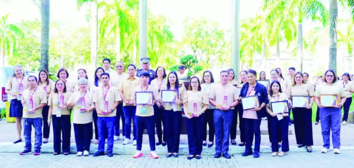 neljoy_revenue_copy_resized_compressed Provincial officials and employees proudly display the awards and certificates recognizing Iloilo’s exemplary fiscal performance during the 2025 Conference of Assessors, Treasurers, and Technical Personnel. The accolades, presented to Gov. Arthur Defensor Jr., affirm Iloilo’s strong revenue collection efficiency and transparent local governance. PHOTO COURTESY OF BALITA HALIN SA KAPITOLYO