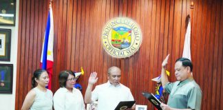 Newly installed Zarraga, Iloilo mayor Jeffrey “Balonglong” Silveo takes his oath of office before Gov. Arthur Defensor Jr. as his family looks on, marking the start of a new chapter in the town’s governance following the Ombudsman’s dismissal of former mayor Jofel Marañon-Soldevilla and former vice mayor Michael Omar Lacson.