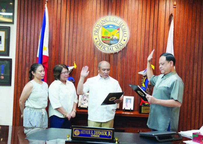 Newly installed Zarraga, Iloilo mayor Jeffrey “Balonglong” Silveo takes his oath of office before Gov. Arthur Defensor Jr. as his family looks on, marking the start of a new chapter in the town’s governance following the Ombudsman’s dismissal of former mayor Jofel Marañon-Soldevilla and former vice mayor Michael Omar Lacson.