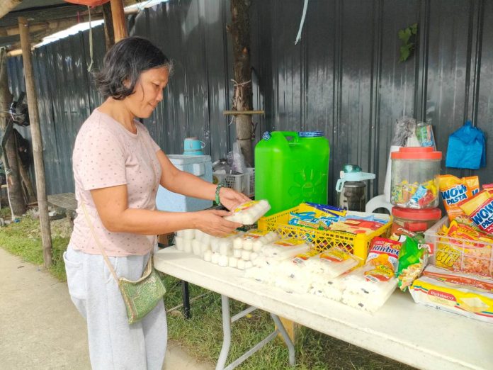 oton-candle-vendors Photo courtesy of AJ Palcullo/PN