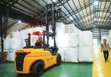 National Food Authority Administrator Larry Lacson (left) says that using the one-ton bagging system for palay, the grains agency could boost warehouse capacity by up to 30% — an increase that could result in faster returns on investment. DA-AFID PHOTO