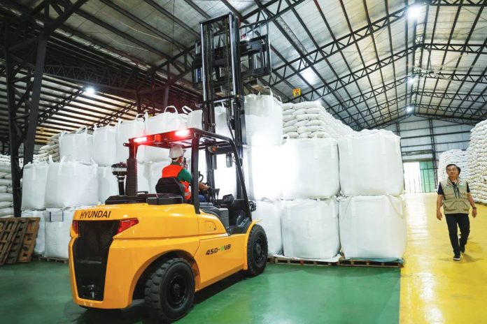 palay baging system National Food Authority Administrator Larry Lacson (left) says that using the one-ton bagging system for palay, the grains agency could boost warehouse capacity by up to 30% — an increase that could result in faster returns on investment. DA-AFID PHOTO