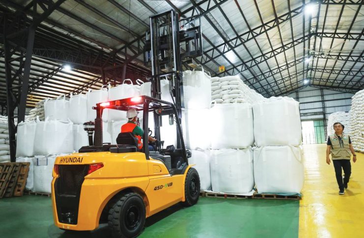 National Food Authority Administrator Larry Lacson (left) says that using the one-ton bagging system for palay, the grains agency could boost warehouse capacity by up to 30% — an increase that could result in faster returns on investment. DA-AFID PHOTO