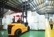 NFA pilots 1-ton palay bagging system National Food Authority Administrator Larry Lacson (left) says that using the one-ton bagging system for palay, the grains agency could boost warehouse capacity by up to 30% — an increase that could result in faster returns on investment. DA-AFID PHOTO