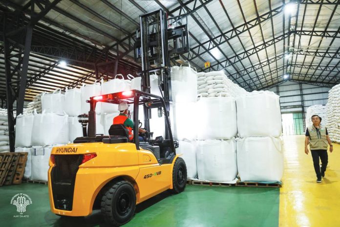 palay baging system National Food Authority Administrator Larry Lacson (left) says that using the one-ton bagging system for palay, the grains agency could boost warehouse capacity by up to 30% — an increase that could result in faster returns on investment. DA-AFID PHOTO