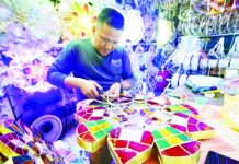 A parol-maker shows the process of lantern-making in this photo taken on Oct. 13, 2025 in Quezon City. The Department of Trade and Industry on Oct. 16, 2025 said a Philippine National Standard has been issued for parol to ensure consumer protection while uplifting and ensuring the sustainability of local manufacturers. PNA PHOTO BY ROBERT OSWALD ALFILER