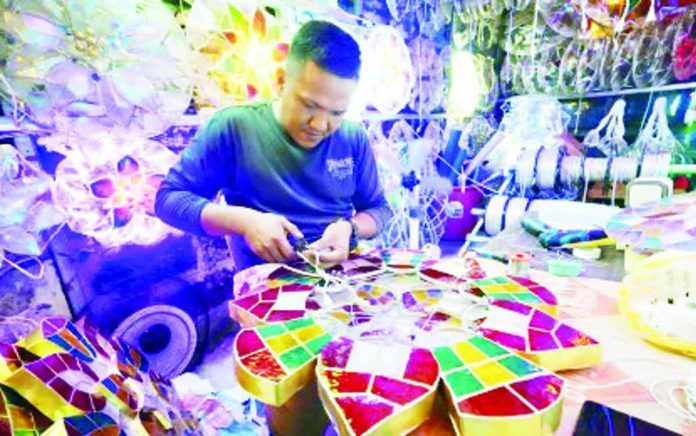 parol_resized_compressed A parol-maker shows the process of lantern-making in this photo taken on Oct. 13, 2025 in Quezon City. The Department of Trade and Industry on Oct. 16, 2025 said a Philippine National Standard has been issued for parol to ensure consumer protection while uplifting and ensuring the sustainability of local manufacturers. PNA PHOTO BY ROBERT OSWALD ALFILER