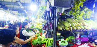A vegetable stall inside the Paco Public Market in Manila is packed with marketgoers. The Department of Trade and Industry is poised to act against overpricing on basic and prime commodities to cushion consumers from rising costs ahead of the holiday rush. PNA
