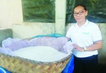 SSF makes year-round salt production possible in Bugasong Babylonia Pon-An, president of Barangay Camangahan Fisherfolk Association in Bugasong, Antique, shows the first-class iodized salt they produced in the town’s Barangay Camangahan, on Oct. 24, 2025. Pon-an said in an interview on Tuesday, Oct. 28, that the shared service facility from the Department of Trade and Industry enabled them to have a year-round salt production. PNA PHOTO BY ANNABEL CONSUELO J. PETINGLAY