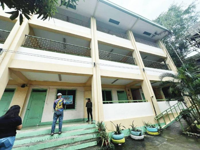 school pic Personnel of the Iloilo City Office of the Building Official conduct a structural check on a school building after a Sept. 30 earthquake in Cebu that was also felt in the city. “The safety of students and personnel remains our priority,” says Mayor Raisa Treñas. ILOILO CITY GOVERNMENT/FACEBOOK PHOTOS
