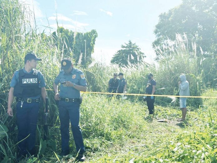 special_task_force_resized Police investigators at the crime scene in Barangay 12, Bacolod City, where the body of 17-year-old Freya Go was discovered on October 22, 2025. Authorities have launched a special task group to pursue those responsible for her death. RMN DYHB BACOLOD 747 FB PHOTO