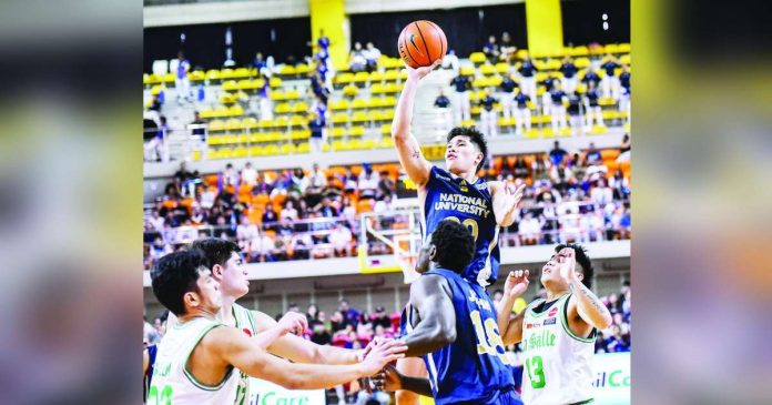 sports_Bulldogs.JPG_superimposed_resized National University Bulldogs’ Jake Figueroa scores a one-hander against the defense of De La Salle University Green Archers. UAAP PHOTO