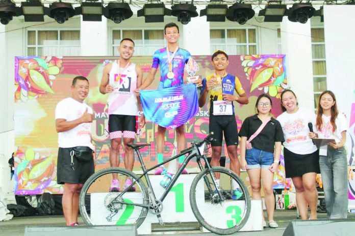 sports_Dayon_resized_compressed Some of the winners of the MassKara Duathlon Race celebrate their triumph. PHOTO BY CESAR JOLITO III