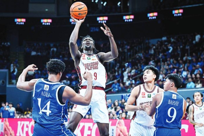 sports_UP_resized Francis Nnoruka of the University of the Philippines Fighting Maroons drives strong against Ateneo’s Divine Adili during their UAAP clash at the Mall of Asia Arena. UAAP PHOTO
