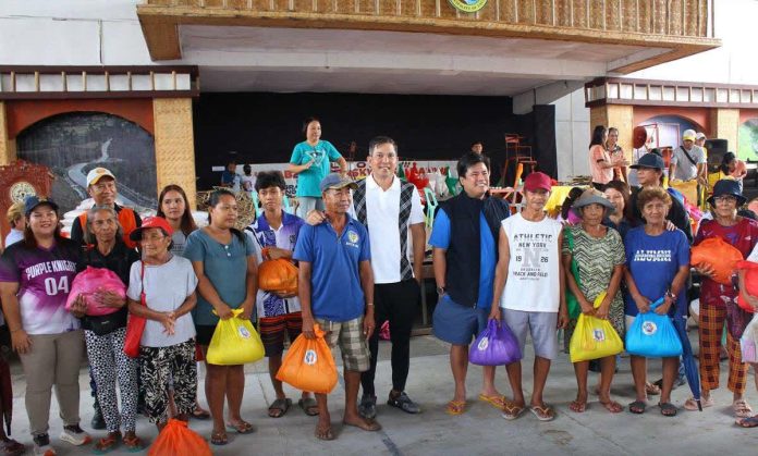 Antique_food_packs_resized_compressed Antique’s Gov. Paolo S. Javier and Cong. AA Legarda lead the distribution of family food packs to residents affected by Typhoon “Tino” in Laua-an on November 5. CONG. AA LEGARDA FB PHOTO