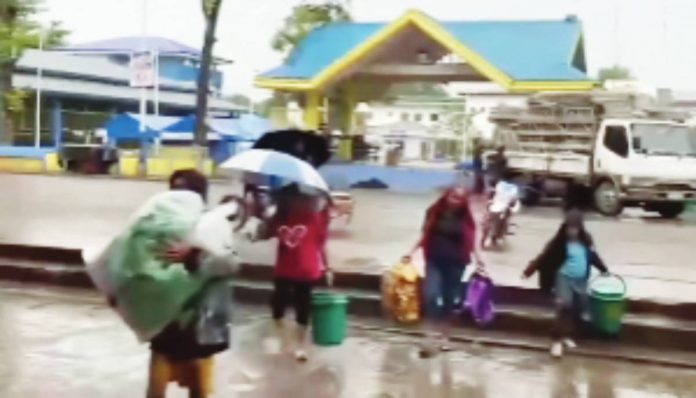 Bacolod preemptive evac Preemptive evacuation carried out in Isabela, Negros Occidental town on November 3 in preparation for the arrival of Typhoon Tino. SCREENGRAB FROM MAYOR MIGUEL ANGELO YULO FB
