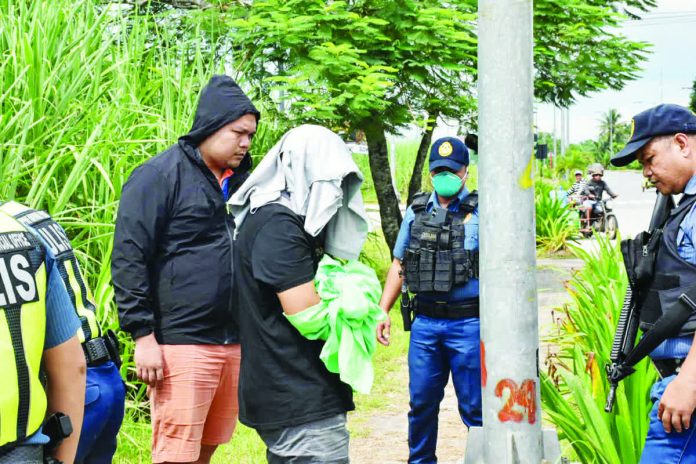 Bacolod_cop_resized_compressed A police staff sergeant (third from right) assigned to Bacolod City Police Station 5 confesses to killing a 42-year-old businesswoman from Victorias City, Negros Occidental. PRO-NIR PHOTO