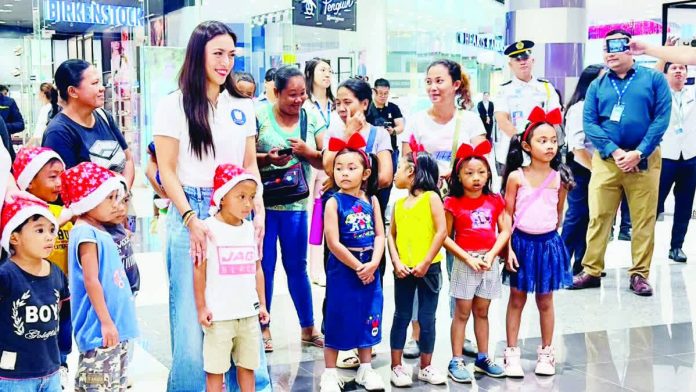 Ciarra Sotto, representing her mother Helen Gamboa-Sotto of the Senate Spouses Foundation, Inc. (SSFI), led the “Christmas in November” gift-giving in Bacolod City on November 19, distributing P6,000 gift certificates to 45 indigent children identified by the DSSD and issuing guarantee letters for burial, medical, and other assistance to 102 Bacolodnons through the Senate Assist program. AKSYON RADYO BACOLOD