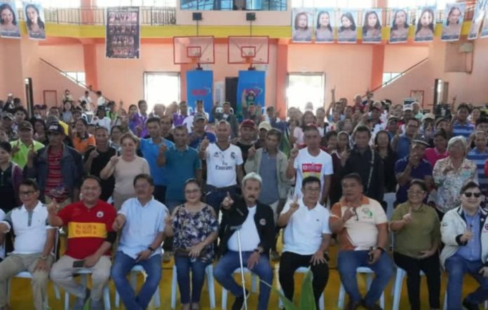 Capiz cash incentives_compressed A total of P439,288 in cash incentives was distributed to 76 farmers from the municipalities of Tapaz and Dumalag, on November 12 through the Kalubihan sa Kamaisan Project of the Provincial Government of Capiz. CAPIZ PROV’L GOV’T COMMUNICATIONS GROUP