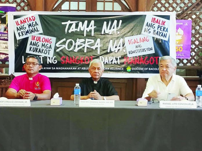 (Left to right) Bishop Virgilio Amihan of the Iglesia Filipina Independiente, Bishop Patricio Buzon, and former Negros Occidental Gov. Rafael Coscolluela. MAE SINGUAY/PN