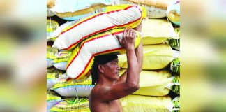 A worker loads sack of rice on Dagupan Street in Manila. The country’s rice stocks totaled 2.35 million metric tons as of Oct. 1, up 3.2 percent from the same month last year, data from the Philippine Statistics Authority showed. INQUIRER PHOTO / NINO JESUS ORBETA