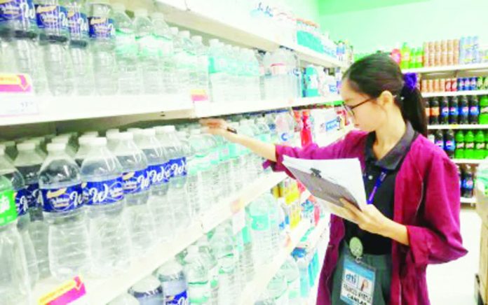 DTI_antique_resized_compressed Department of Trade and Industry (DTI)-Antique personnel Frances Myrtle Canlas monitors prices of water and other basic commodities in a store in San Jose de Buenavista on Thursday, Nov. 13, 2025. DTI-Antique provincial director Mary Jade Gonzales said in an interview they will be issuing a local automatic price control following the declaration of the national state of calamity. DTI ANTIQUE PHOTO