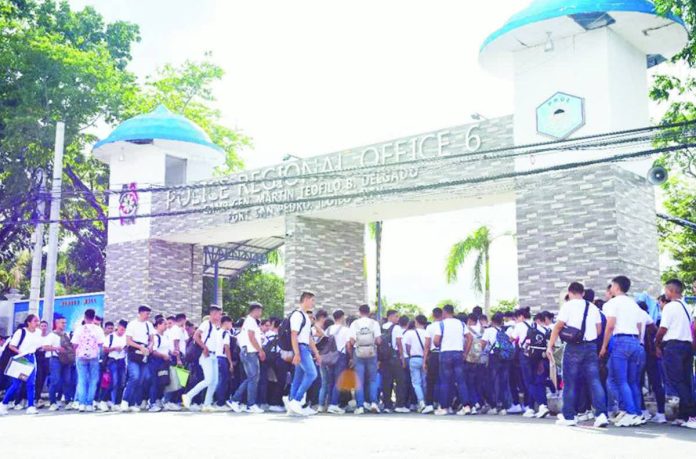 Fierce_competition_copy_resized_compressed Applicants crowd the entrance of the Police Regional Office 6 headquarters in Iloilo City as recruitment under the Philippine National Police’s Attrition Program opens. Over 2,200 hopefuls are vying for only 300 available slots across Western Visayas. PRO-6 PHOTO