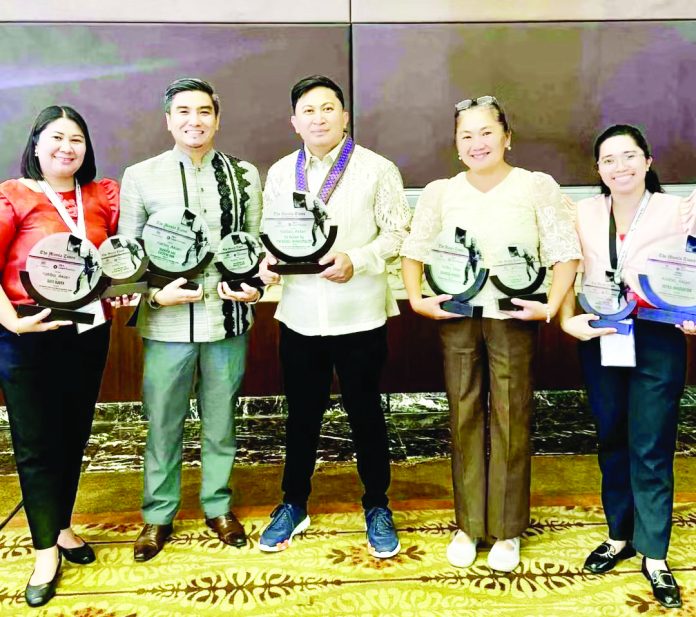 Kalibo awards caption 2 copy Mayor Sucro (center) received the honor on behalf of the Aklan local government.