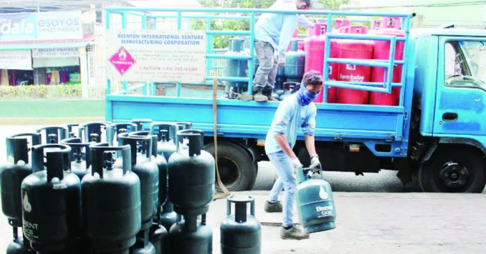 LPG_prices_copy_resized_compressed Petron and Solane reduced liquefied petroleum gas (LPG) prices by P5.50 and P4.95, respectively, for a typical 11-kilogram LPG tank. PNA PHOTO BY GIL CALINGA