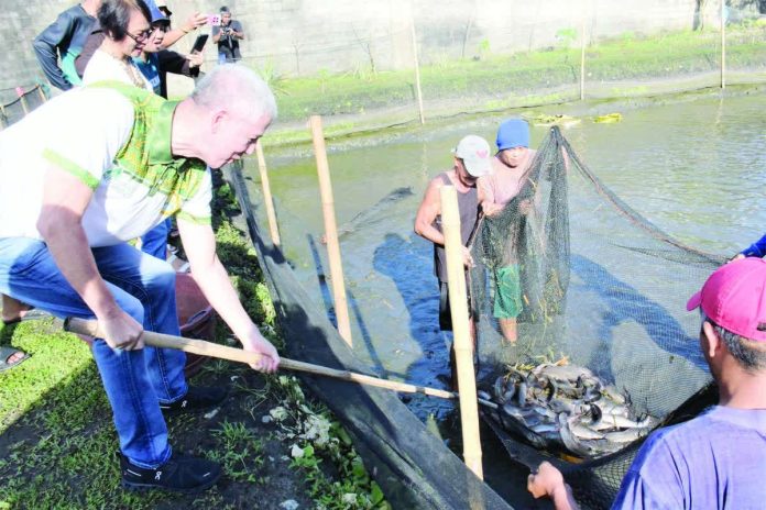 NegOcc_harvest_resized_compressed Negros Occidental Gov. Eugenio Jose Lacson joined the sisters of the Carmelite Monastery in witnessing the harvesting of catfish from the monastery’s sustainable fishpond project, part of the province’s ongoing livelihood and food security initiatives. NEGOCC PROV’L GOV’T FB PHOTO