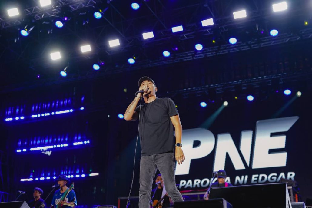 Pinoy rock icon Parokya ni Edgar rocked the ASEANA Concert Grounds with his hit songs.