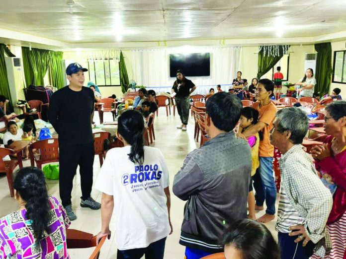 Tino_aftermath_in_Capiz_copy_resized_compressed Roxas City’s Mayor Ronnie Dadivas checked on evacuees from Barangay Dayao and led the distribution of family food packs on November 5. MAYOR RONNIE DADIVAS FB PHOTO