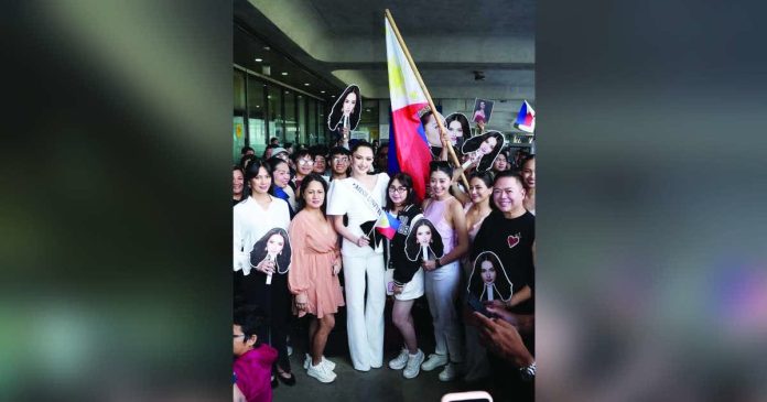 ahtisa sendoff copy_superimposed_compressed Ahtisa Manalo poses with fans at the Ninoy Aquino International Airport Terminal 1 on Sunday, Nov. 2, 2025. MISS UNIVERSE PHILIPPINES/FACEBOOK PHOTO